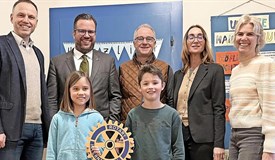 Präsident Sauer (2. v.l.) und Gemeindienst Krambo (1. v.l.) bei der Spendenübergabe in der Henneberg-Grundschule